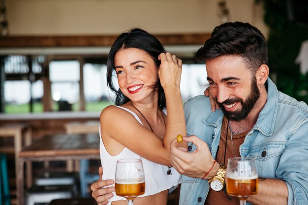 Pareja romántica riendo