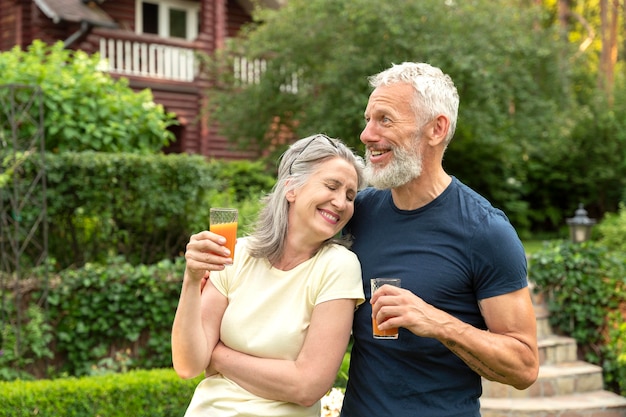 Pareja romántica senior de tiro medio