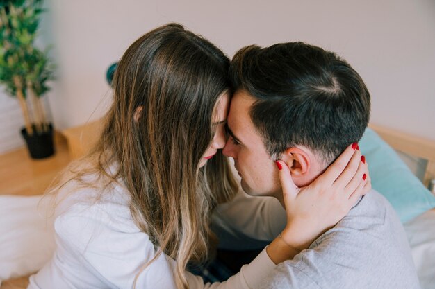 Pareja romántica sentado en la cama