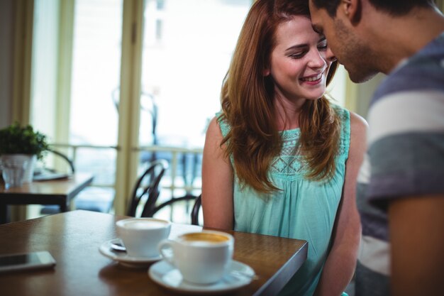 Pareja romántica, sentado frente a frente