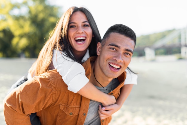 Pareja romántica sonriente pasar tiempo en la playa