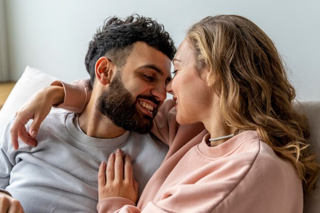 Pareja romántica sonriente relajante en casa