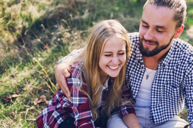 Pareja romántica tiene hermosos momentos de felicidad y alegría en el parque de verano.