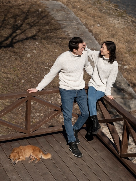 Pareja romántica de tiro completo y lindo perro