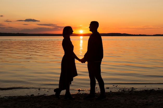 Pareja romántica de tiro completo en la playa