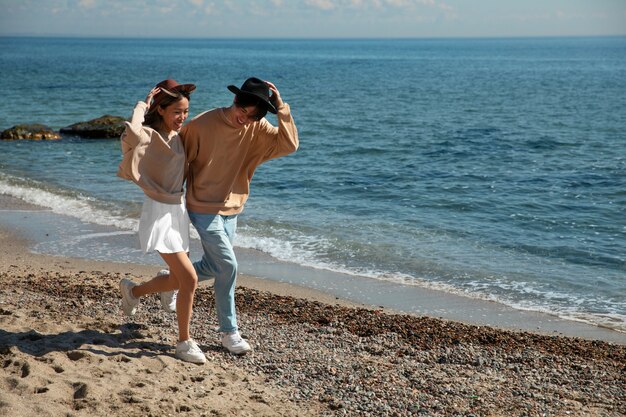 Pareja romántica de tiro completo en la playa