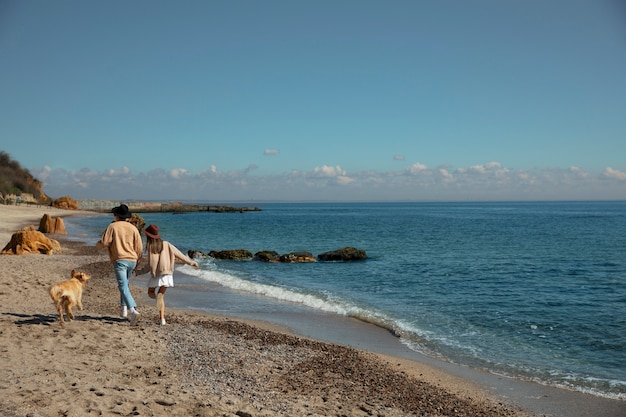 Pareja romántica de tiro completo en la playa