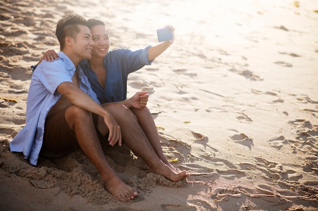 Pareja romántica de tiro completo en vacaciones