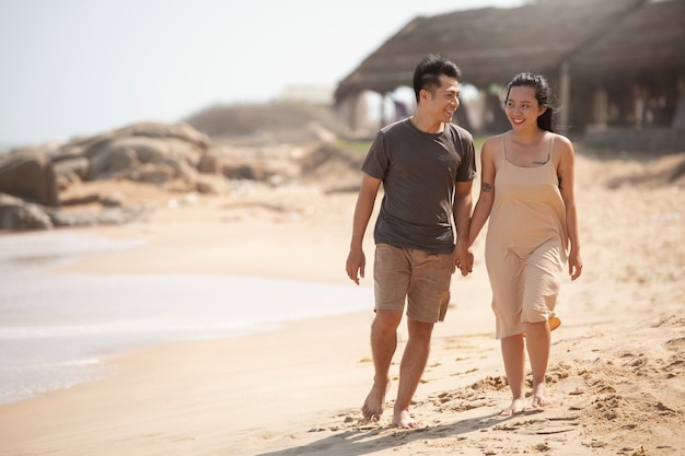 Foto gratuita pareja romántica de tiro completo en vacaciones