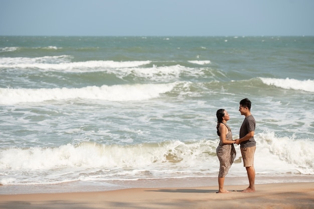 Pareja romántica de tiro completo en vacaciones