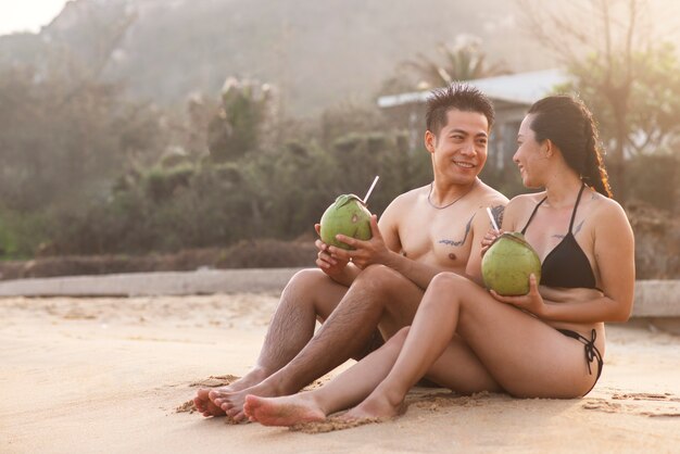 Pareja romántica de tiro completo en vacaciones