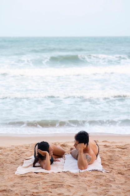 Pareja romántica de tiro completo en vacaciones