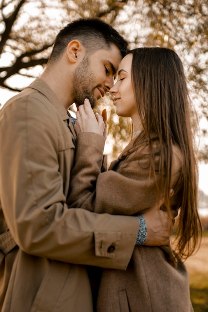 Foto gratuita pareja romántica de tiro medio al aire libre