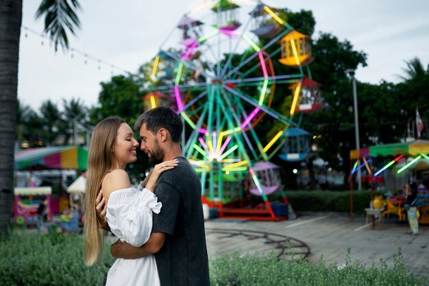 Pareja romántica de tiro medio al aire libre