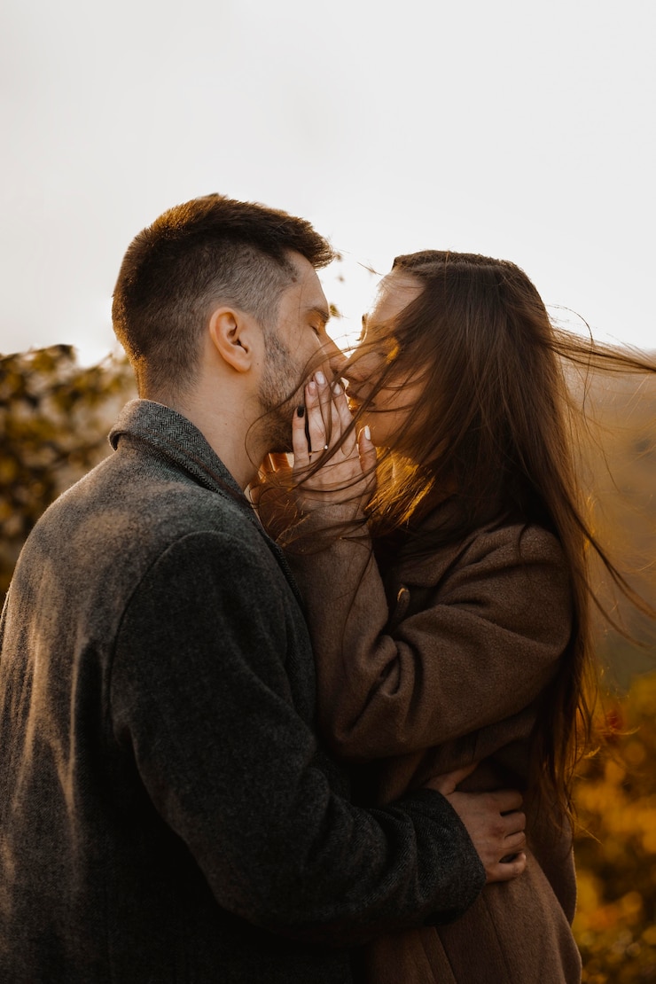 Foto gratuito pareja romántica de tiro medio fuera
