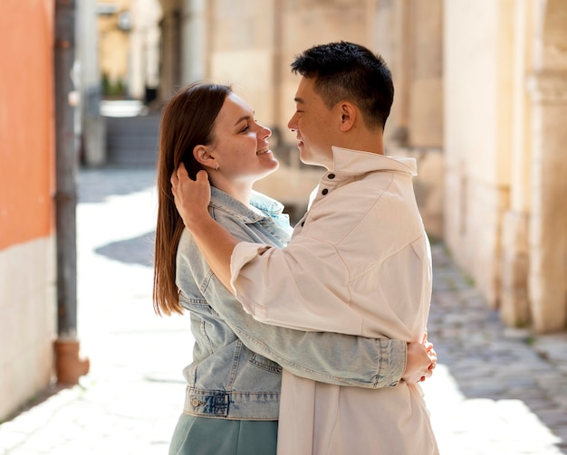 Pareja romántica de tiro medio fuera