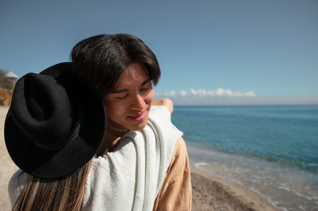 Pareja romántica de tiro medio en la playa