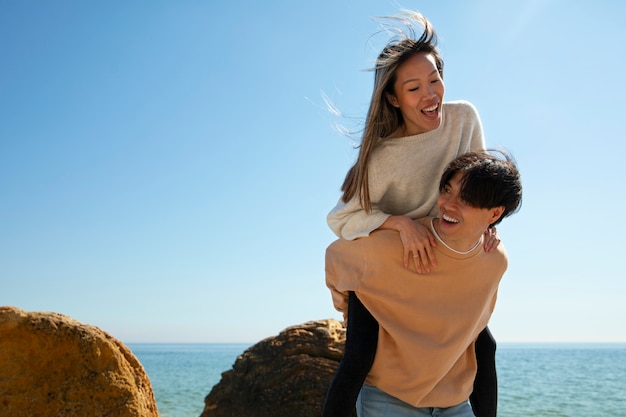 Foto gratuita pareja romántica de tiro medio en la playa