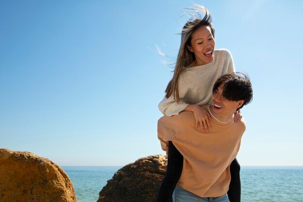 Pareja romántica de tiro medio en la playa