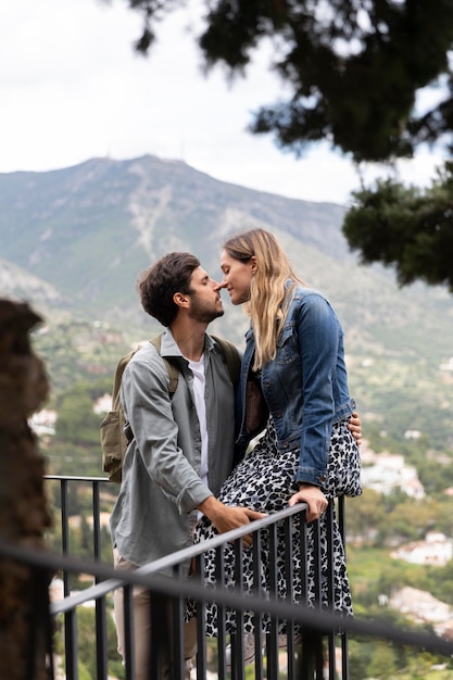 Foto gratuita pareja romántica de tiro medio