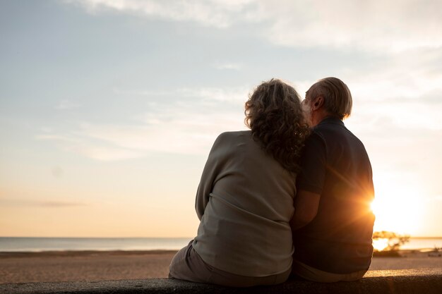 Pareja romántica de tiro medio