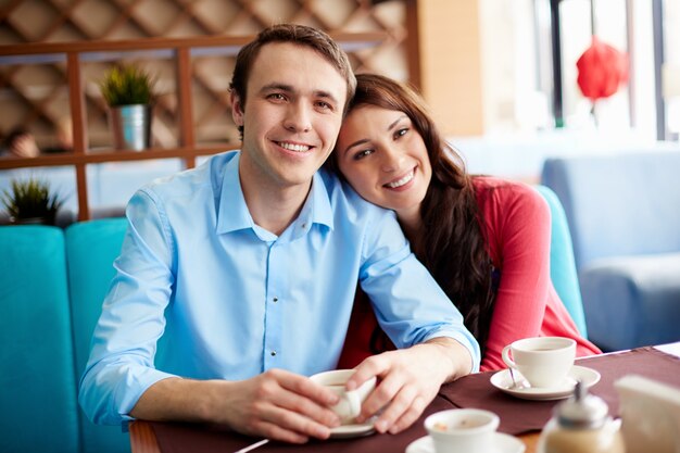 Pareja romántica tomando un café