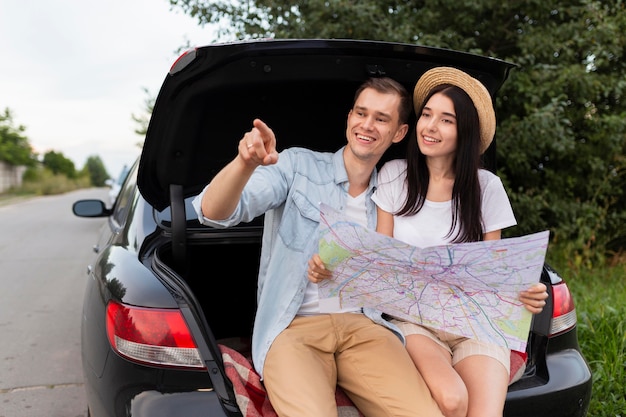 Pareja romántica tomando un descanso en la carretera