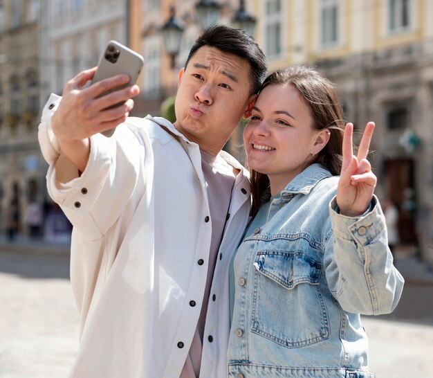 Pareja romántica tomando selfie