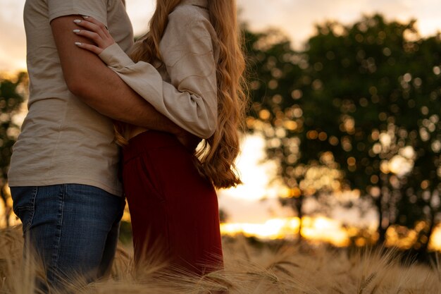 Pareja romántica de vista lateral al atardecer