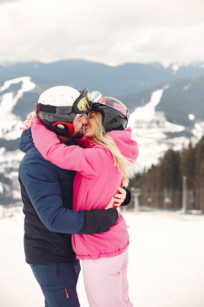 Pareja en ropa deportiva. Personas que pasan las vacaciones de invierno en las montañas.