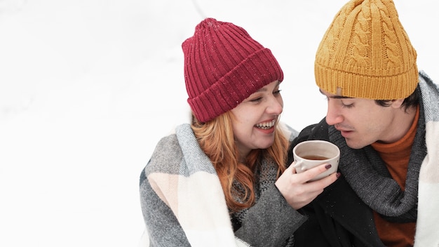 Foto gratuita pareja con ropa de invierno alta vista