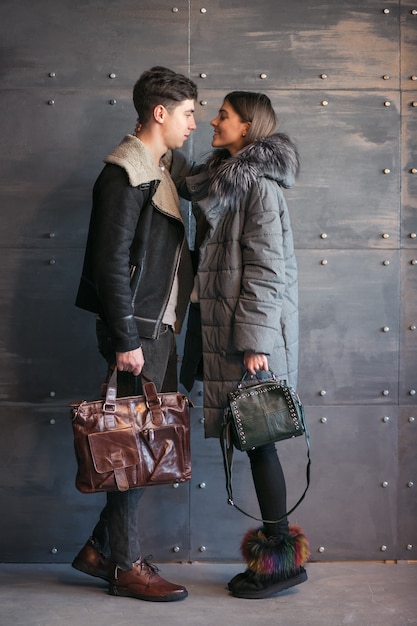 Pareja en ropa de invierno en estudio