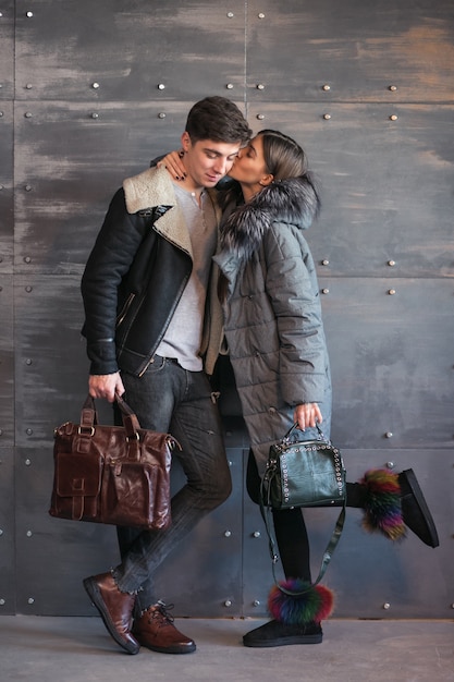 Foto gratuita pareja en ropa de invierno en estudio