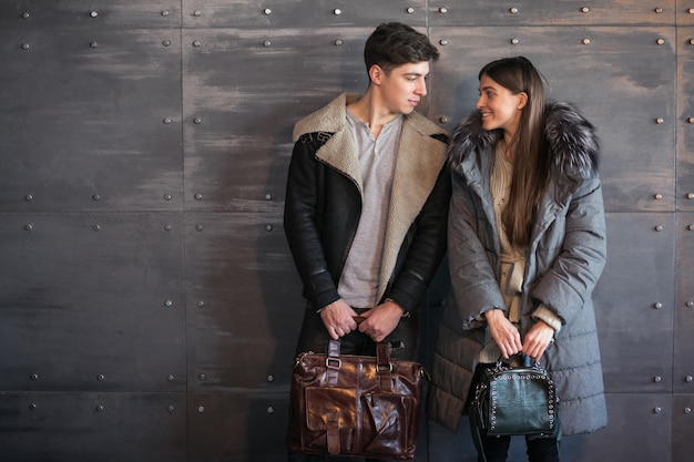 Pareja en ropa de invierno en estudio