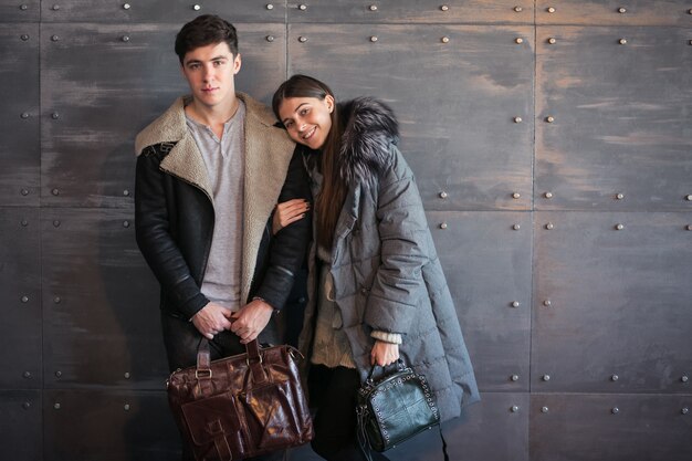 Pareja en ropa de invierno en estudio