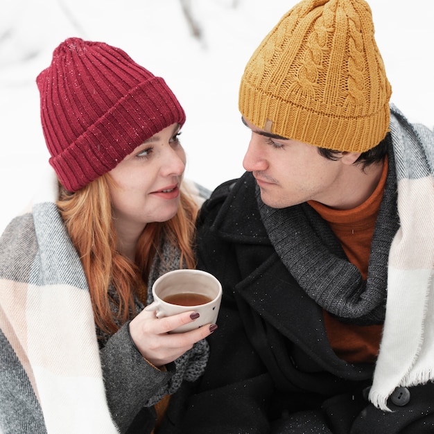 Pareja con ropa de invierno mirándose