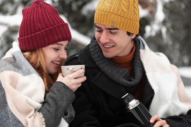 Pareja con ropa de invierno, pasar tiempo al aire libre