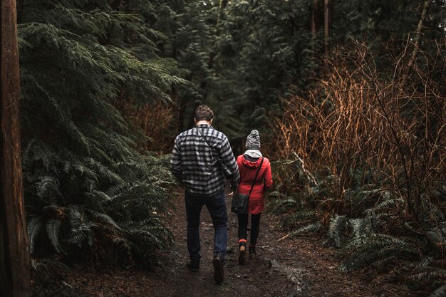 Pareja sin rostro en el bosque