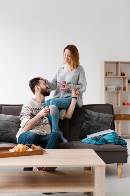 Pareja en la sala de estar sentado en el sofá