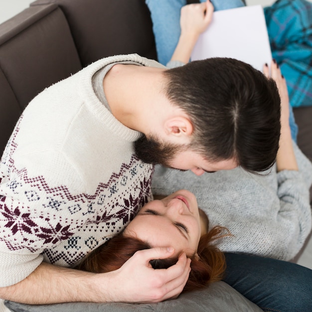 Foto gratuita pareja en la sala mirando el uno al otro