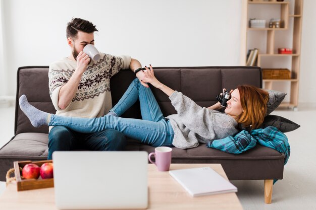 Pareja en salón de diseño minimalista