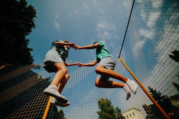 Pareja, saltar, trampolín