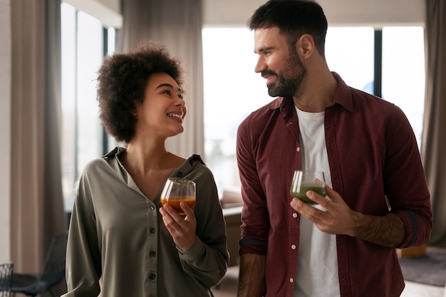 Foto gratuita una pareja sana en casa con un tiro medio.