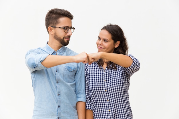 Foto gratuita pareja satisfecha haciendo gesto de golpe de puño