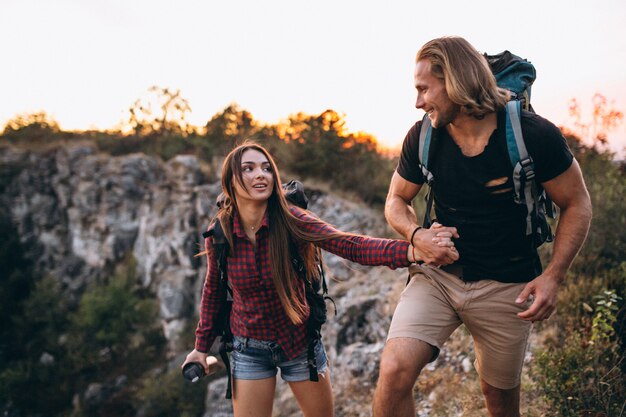 Pareja de senderismo en las montañas