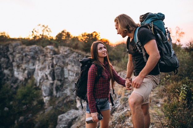 Pareja de senderismo en las montañas