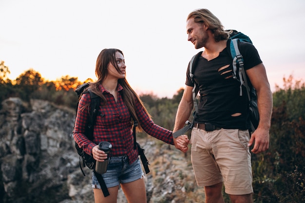 Pareja de senderismo en las montañas