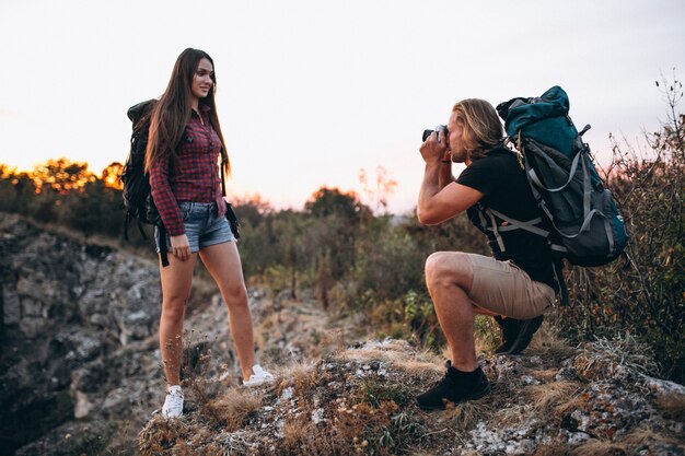 Pareja de senderismo en las montañas