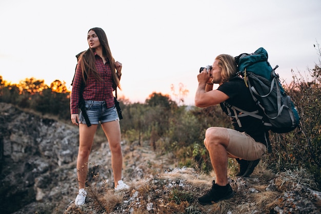 Pareja de senderismo en las montañas