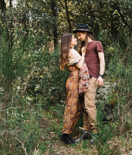 Pareja de senderistas enamorados besándose en la naturaleza